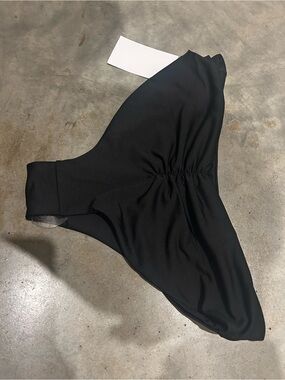 Londre ‘The High-Leg Scrunch Bottom’ - Matte Black - M